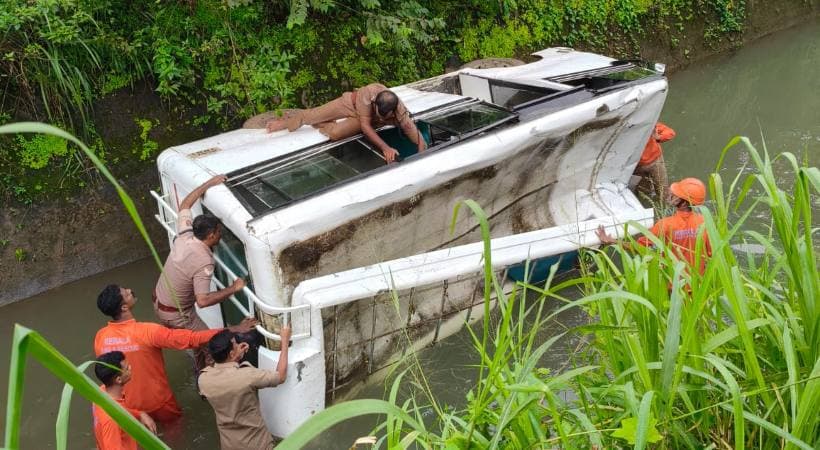 School bus accident in Chalakkudy:ചാലക്കുടിയില് സ്കൂള് ബസ് കനാലിലേക്ക് മറിഞ്ഞു; 10 കുട്ടികള്ക്ക് പരുക്ക്
