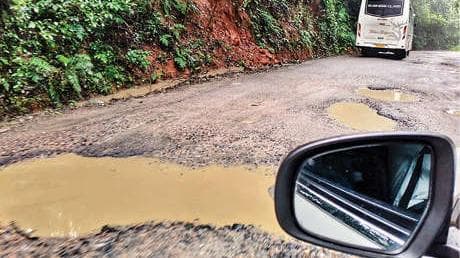 Road damage in Karnataka:കൂട്ടുപുഴ -വിരാജ്പേട്ട അന്തസ്സംസ്ഥാന ചുരം റോഡ് വീണ്ടും തകർന്നു