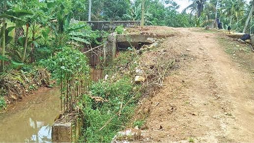 Bridge exists, road missing: പാലമുണ്ട്, റോഡില്ല; കൊല്ലോട് ശകലത്തുവിളാകത്ത് യാത്രാദുരിതം