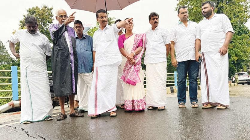 Bridge Issue in Pathanamthitta: പുതമൺ പാലത്തിൽ അനുബന്ധറോഡ് ചേരുന്ന ഭാഗം താഴ്ന്നു