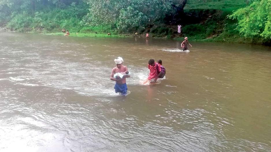 Flooding in Achan Kovilar:അച്ചൻകോവിലാർ കടക്കാൻ പാലമില്ലാത്തത് ആറ്റിനക്കരയിലെ കുടുംബങ്ങളെ വലയ്ക്കുന്നു