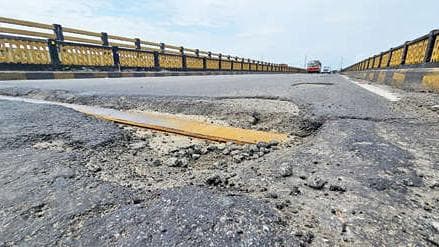 Potholes on Kumbalam Bridge: കുഴികൾ നിറഞ്ഞ് കുമ്പളം പാലം