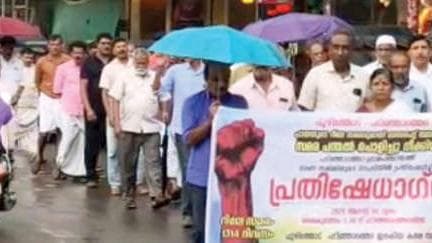 Protest against Panchayat action: സമരപ്പന്തൽ വീണ്ടും ഉയർത്തും; ജനരോഷമിരമ്പി പ്രതിഷേധം
