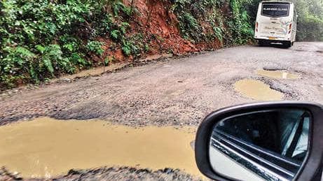 Road damage in Karnataka:കൂട്ടുപുഴ -വീരാജ്പേട്ട അന്തസ്സംസ്ഥാന ചുരം റോഡ് വീണ്ടും തകർന്നു