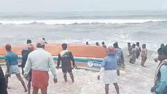 Boat capsized in Pallikkara: പള്ളിക്കര കടപ്പുറത്ത് തോണി മറിഞ്ഞ് മൂന്നുപേർക്ക് പരിക്ക്