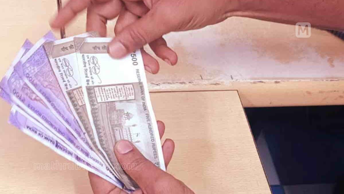 Pension Distribution Changes: ക്ഷേമപെൻഷൻ ഇനി വീട്ടിലേക്കില്ല, നേരിട്ട് ബാങ്ക് അക്കൗണ്ടിലേക്ക്; സഹകരണ ബാങ്കുകളെ ഒഴിവാക്കുന്നു