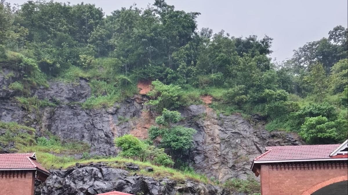 Landslide at Kuthiran Tunnel:കുതിരാൻ തുരങ്കമുഖത്ത് മണ്ണിടിച്ചിൽ
