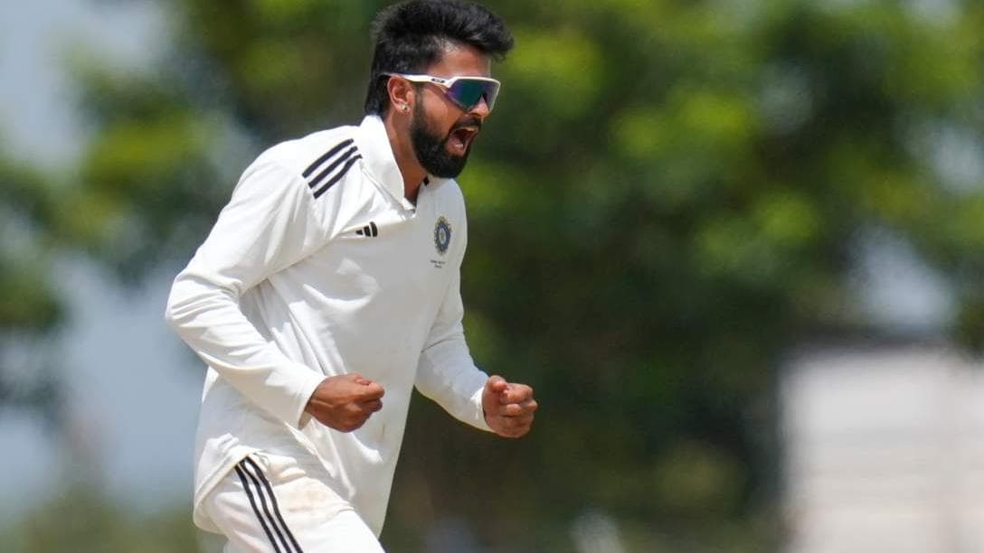 Late Bloomer in Cricket: 33 വയസ്സിൽ സാരാംശിന്റെ അരങ്ങേറ്റം