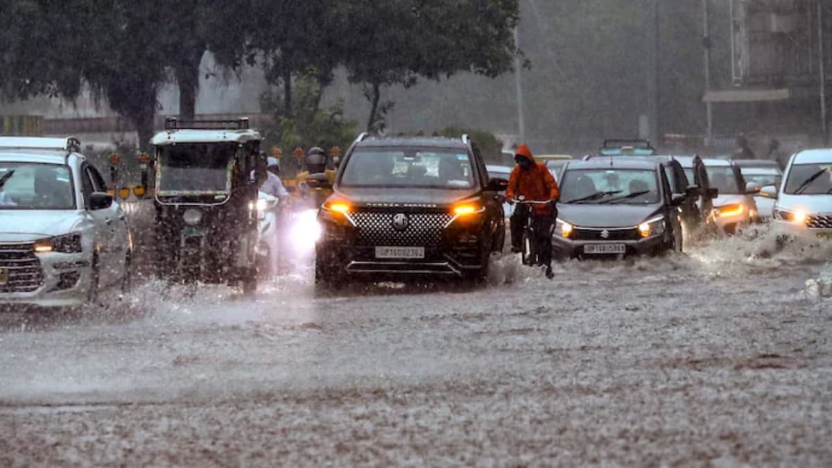 Heavy Rain in North India: ഉത്തരേന്ത്യയിൽ അതിശക്ത മഴ തുടരുന്നു: കേദാർനാഥ് യാത്ര നിർത്തിവെച്ചു, മരണം 97 ആയി