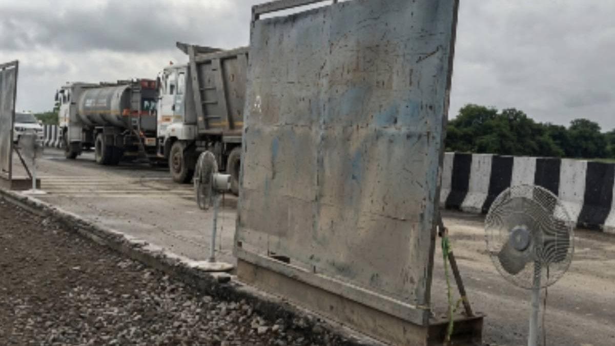 Expressway Damage: എക്സ്പ്രസ് വേ തകർന്നു; 'ഉണക്കി' ശരിയാക്കാൻ ഇലക്ട്രിക് ഫാൻ ടെക്നിക്, പിന്നാലെ അറ്റകുറ്റപ്പണി