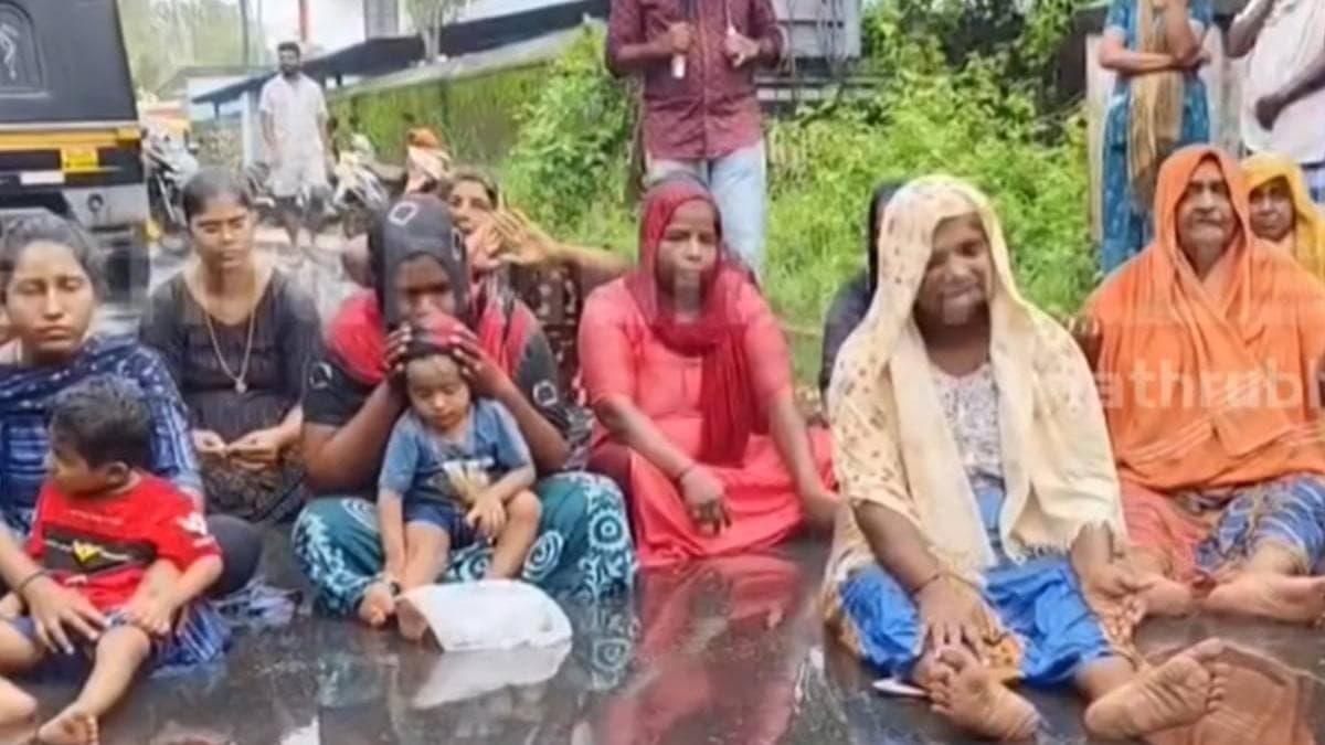 Search Efforts Ineffective: മഴയിൽ കുത്തിയിരുന്ന് പ്രതിഷേധിച്ച് കടലിൽ കാണാതായ ഷിജിന്റെ കുടുംബം