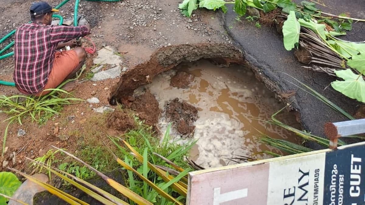 Water Authority Pipe Burst: പുതുക്കാട് മുപ്ലിയം റോഡില് ഗര്ത്തം; ഗതാഗതവും കുടിവെള്ള വിതരണവും തടസപ്പെട്ടു