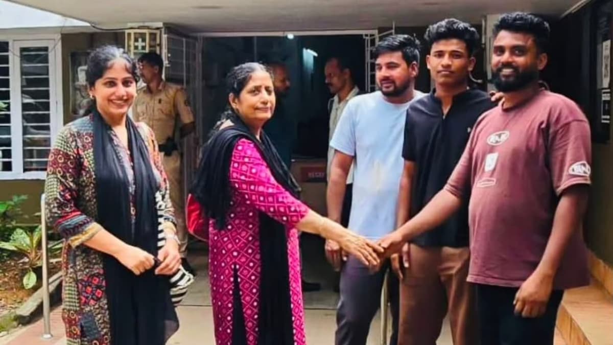 Gold recovered from honest jeweler: അമ്മ സ്വർണം സൂക്ഷിച്ച പഴയ പെട്ടി മകൾ ആക്രിക്കാരന് വിറ്റു; നഷ്ടപ്പെട്ടെന്ന് കരുതിയ 11 ലക്ഷത്തിൻ്റെ സ്വർണം ആക്രിക്കാരൻ്റെ സത്യസന്ധതയിൽ തിരികെകിട്ടി