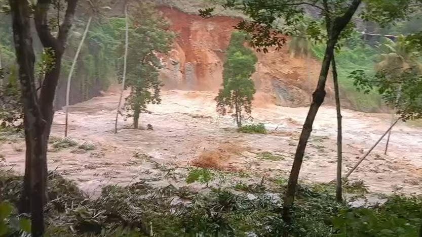 Landslide in Muvattupuzha:മാറാടിയിൽ വീണ്ടും മണ്ണിടിച്ചിൽ; ജനങ്ങൾ പരിഭ്രാന്തരായി