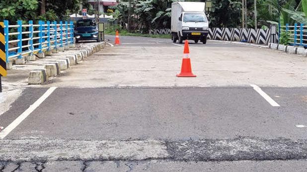 Puthumanpalam: പുതമൺപാലം: താഴ്ന്നയിടം മെറ്റലിട്ട് ഉറപ്പിച്ചു