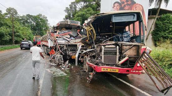 Bus accident in Adoor: കെ.എസ്.ആർ.ടി.സി. ബസ് ലോറിയിൽ ഇടിച്ചു; പത്തുപേർക്ക് പരിക്ക്