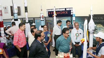 Space Science Exhibition: കുട്ടികൾക്കൊപ്പം മുതിർന്നവർക്കും; ബഹിരാകാശത്തെ ശാസ്ത്രനേട്ടം അടുത്തറിയാം