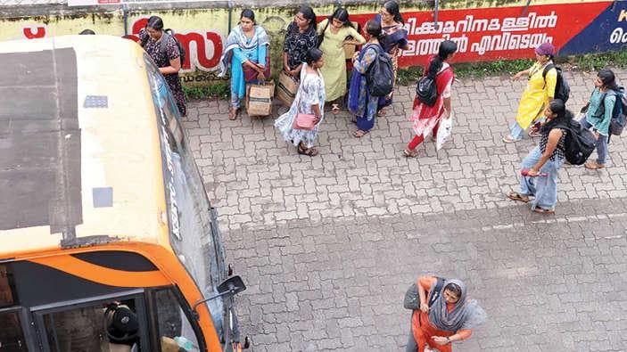 Safety Concerns at Thampanoor Bus Stand:തമ്പാനൂർ ബസ് സ്റ്റാൻഡിൽ സുരക്ഷാ പ്രശ്നങ്ങൾ