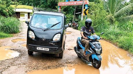 Road condition in Vellinadu:വെള്ളനാട്ടിൽ റോഡ് അവസ്ഥ ദയനീയമായിരിക്കുന്നു