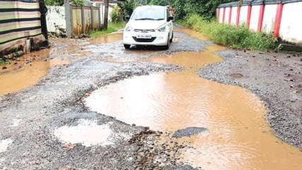 Road damage in Ayaparamba: ആയാപറമ്പ് കടവ്-വെട്ടുകുളഞ്ഞി റോഡ് തകർന്നു