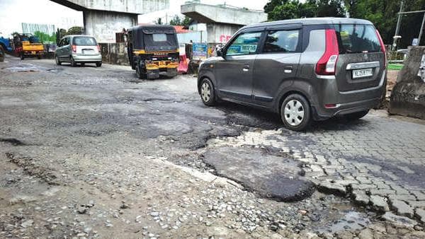 Heavy Rain Pits on National Highway: ദേശീയപാതയിൽ മഴക്കുഴികൾ വാഹന യാത്രക്കാർക്ക് ഭീഷണിയാകുന്നു