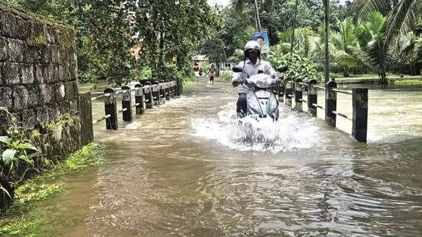 Heavy Rain Causes Flooding:തോടുകൾ കരകവിഞ്ഞ് ഗതാഗതതടസ്സം