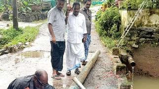 Theft of Water Pipe During Flood: വെള്ളപ്പൊക്കത്തിനിടെ കുടിവെള്ള പൈപ്പ് മോഷണം