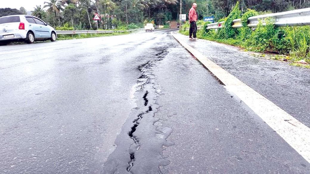 Road Damage Report: വെള്ളിലാങ്കണ്ടം മൺപാലത്തിലെ റോഡിൽ വലിയ വിള്ളൽ