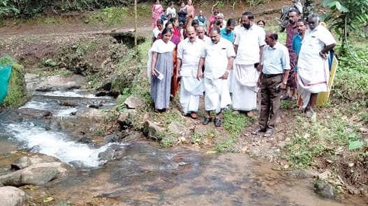 Need a Concrete Bridge at Chembarithode:ചെമ്പാരിത്തോട് കടക്കാൻ വേണം, ഉറപ്പുള്ള കോൺക്രീറ്റ് പാലം