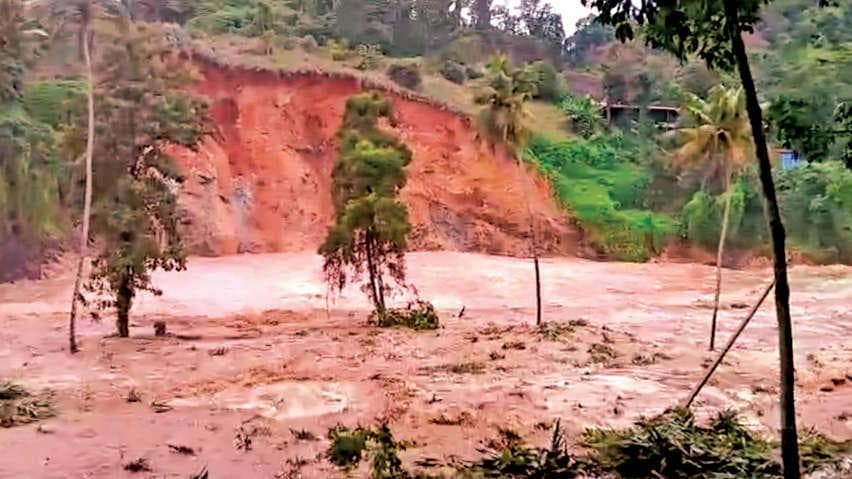 Landslide near Shoolam Waterfall:ശൂലം വെള്ളച്ചാട്ടത്തിന് സമീപം വീണ്ടും മണ്ണിടിഞ്ഞു