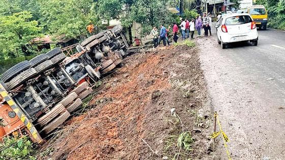 Accident in Kakkanad:കാക്കനാട്-പള്ളിക്കര റോഡിൽ ബുള്ളറ്റ് ടാങ്കർ താഴ്ചയിലേക്ക് മറിഞ്ഞു; ഒഴിവായത് വൻദുരന്തം