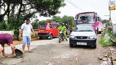 Bus workers intervene: ബസ് ജീവനക്കാർ മുന്നിട്ടിറങ്ങി; ഈസ്റ്റ് ഒറ്റപ്പാലം പാലത്തിലെ കുഴികളടച്ചു
