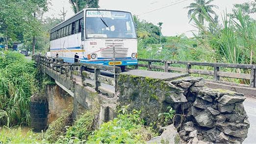 Bridge Safety Concerns: കണ്ണൊന്നുതെറ്റിയാൽ; അപകടക്കെണിയായി ആനപ്പാറ പാലം