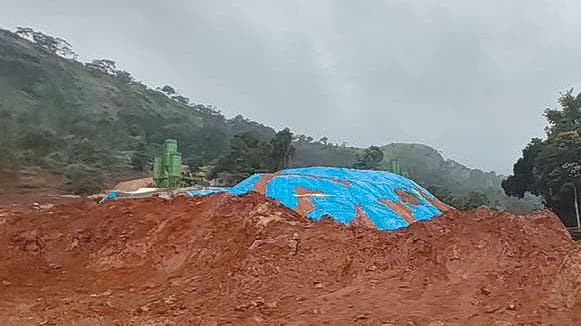 Landslide disaster in Kalladi: കള്ളാടി മണ്ണിടിച്ചിൽ ദുരന്തം ഒരുമാസം കഴിഞ്ഞിട്ടും മൺകൂന മാറ്റിയില്ല