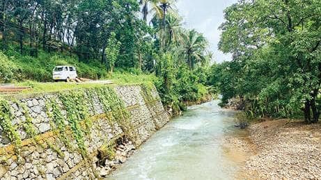 Damaged Retaining Wall on Hill Highway:മലയോര ഹൈവേയിൽ വെമ്പുഴയുടെ സംരക്ഷണഭിത്തി തകർന്നു