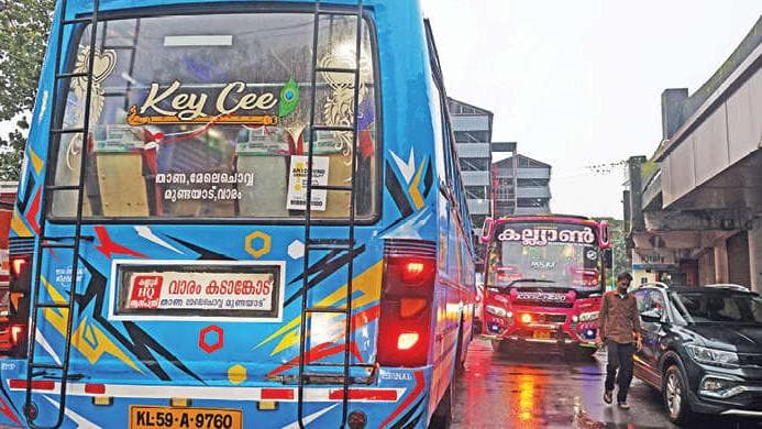 Private Buses Cause Traffic Chaos: സ്വകാര്യ ബസുകൾ തോന്നുംപോലെ ഓടി: സ്റ്റേഡിയം പരിസരം കുരുക്കിലായി