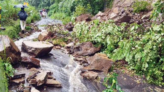 Monsoon Hazards on Roads: കണ്ണൂർ-വയനാട് പാതയിൽ മണ്ണിടിച്ചിലുകൾ ഭീഷണിയാകുന്നു