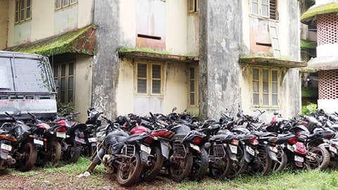Vehicles in Police Quarters:തൊണ്ടി വാഹനങ്ങൾ ക്വാർട്ടേഴ്സ് വളപ്പിൽ; പൊറുതിമുട്ടി താമസക്കാർ