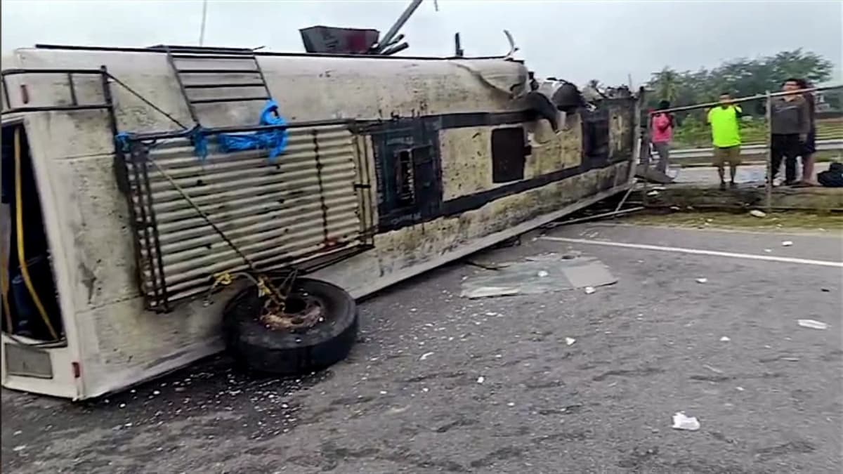 Bus accident in Karnataka:കോഴിക്കോട് നിന്ന് പോയ കെഎസ്ആർടിസി ബസ് ബിടതിയിൽ തലകീഴായി മറിഞ്ഞു; ഡ്രൈവറും കണ്ടക്ടറും മരിച്ചു, നിരവധി യാത്രക്കാർക്ക് പരിക്ക്