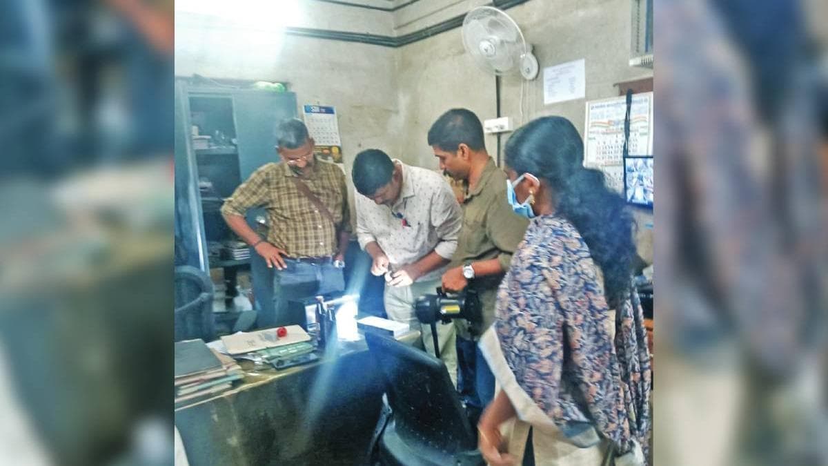 Theft at Muvattupuzha Beverages: മൂവാറ്റുപുഴ ബെവറേജസിൽ മോഷണം; ഫോൺ മറന്നുവെച്ച് കള്ളൻ പിടിയിൽ