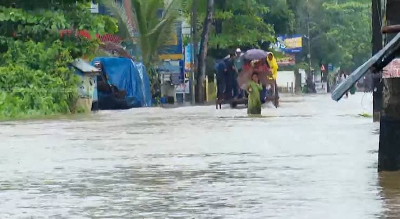 Flood situation in Kerala: ദുരിതമൊഴിയാതെ സംസ്ഥാനത്തെ പ്രളയബാധിത മേഖലകൾ; പല പ്രദേശങ്ങളിലും വെള്ളക്കെട്ടിന് ശമനമില്ല