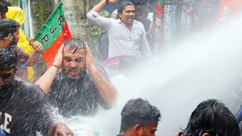 Protest by LPST Rank Holders: LPST റാങ്ക് ഹോൾഡർമാർക്ക് ഐക്യദാർഢ്യം, നീതി ലഭിക്കും വരെ സമരം; തിരുവനന്തപുരത്ത് യുവമോർച്ച മാർച്ച്; ജലപീരങ്കി പ്രയോഗിച്ച് പൊലീസ്
