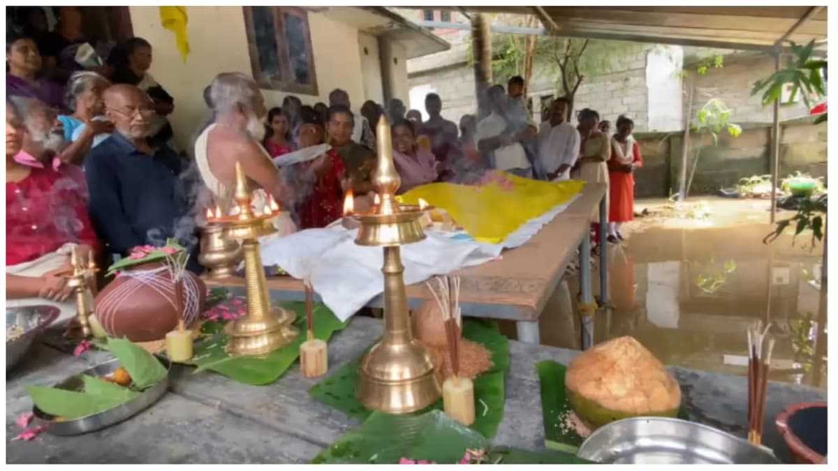 Flood aftermath:മുറ്റം നിറയെ വെള്ളം, ഒടുവിൽ മോഹനന് യാത്രാമൊഴിയേകാൻ തട്ടൊരുക്കി ബന്ധുക്കളും നാട്ടുകാരും