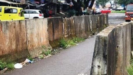 Concrete Blocks Issue:കൊളപ്പുറത്ത് കോൺക്രീറ്റ് കട്ടകൾ മാറ്റാൻ ആവശ്യപ്പെടുന്നു