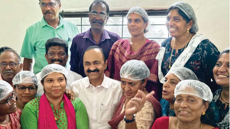 Chief Minister Visits Kitchen: മുഖ്യമന്ത്രി അടുക്കള തേടിയെത്തി