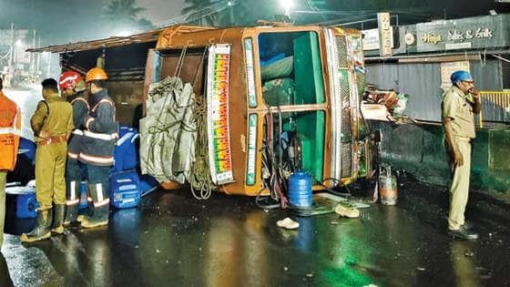 Accident at Mundoor: മുണ്ടൂർ ഒമ്പതാംമൈലിൽ വീണ്ടും വാഹനാപകടം; രാസലായനിയുമായി വന്ന ലോറി ഡിവൈഡറിലിടിച്ച് മറിഞ്ഞു