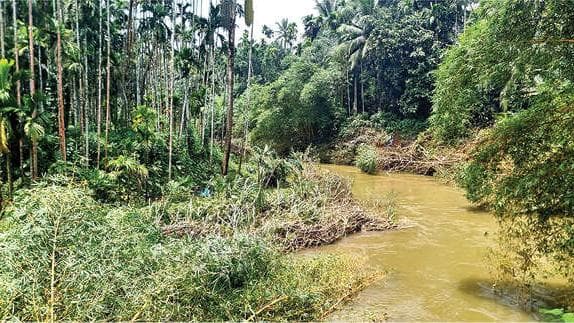 Erosion Threatens Water Supply: കുടിവെള്ളപദ്ധതിയും വീടുകളും തകർച്ചാഭീഷണിയിൽ