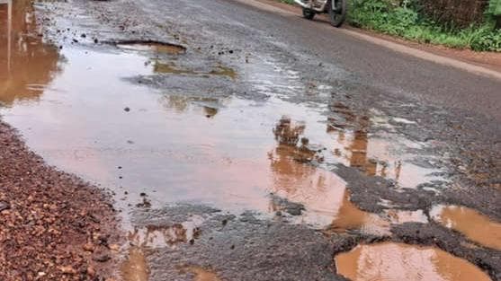 Road conditions in Pilathara: പിലാത്തറ-മാതമംഗലം റോഡ് ദുരിതത്തിലേക്ക് എത്തി
