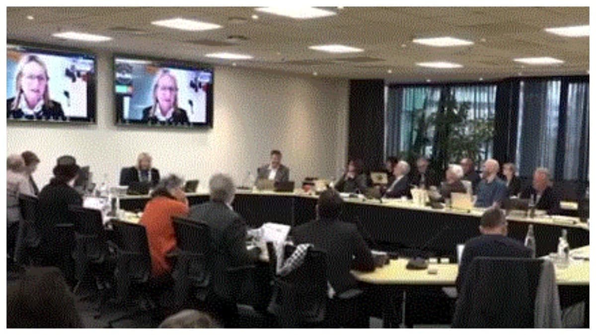 New Zealand councilor attends meeting from bathroom: ന്യൂസിലൻഡ് കൗൺസിൽ യോഗത്തിൽ ബാത്ത്റൂമിൽ നിന്ന് പങ്കെടുത്ത വനിതാ കൗൺസിലർ