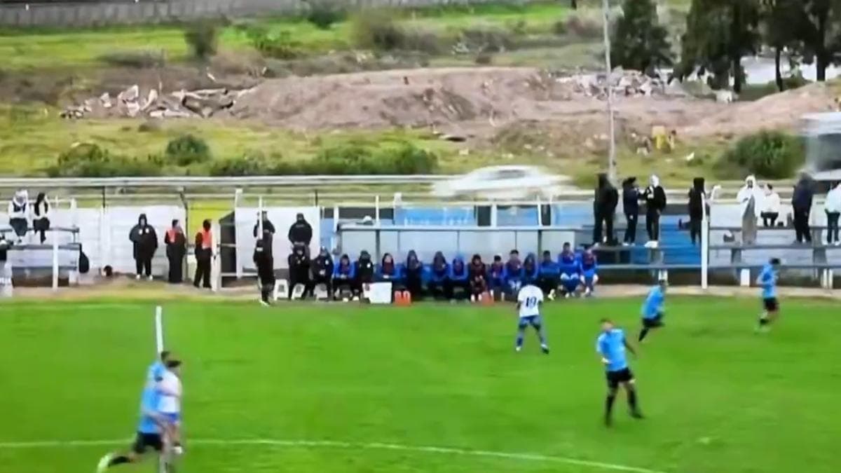 Accident during football match:ഫുട്ബോൾ മത്സരത്തിനിടെ പന്ത് മൈതാനത്തിന് പുറത്തെ ഹൈവേയിലേക്ക്; പിന്നാലെ വാഹനാപകടം | Video